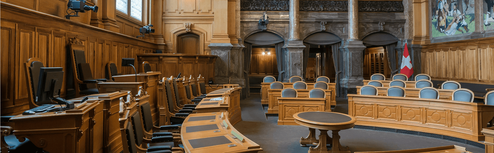 Friso clásico que representa la transmisión de la ley, con figuras alegóricas de la justicia y la autoridad<br />
